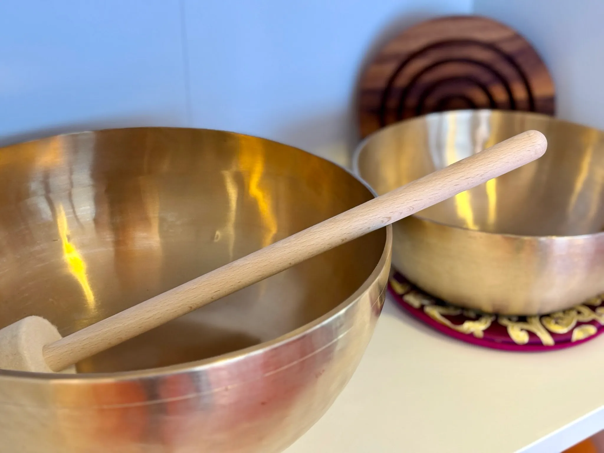 Zwei Klangschalen aus Messing mit hölzernem Klöppel